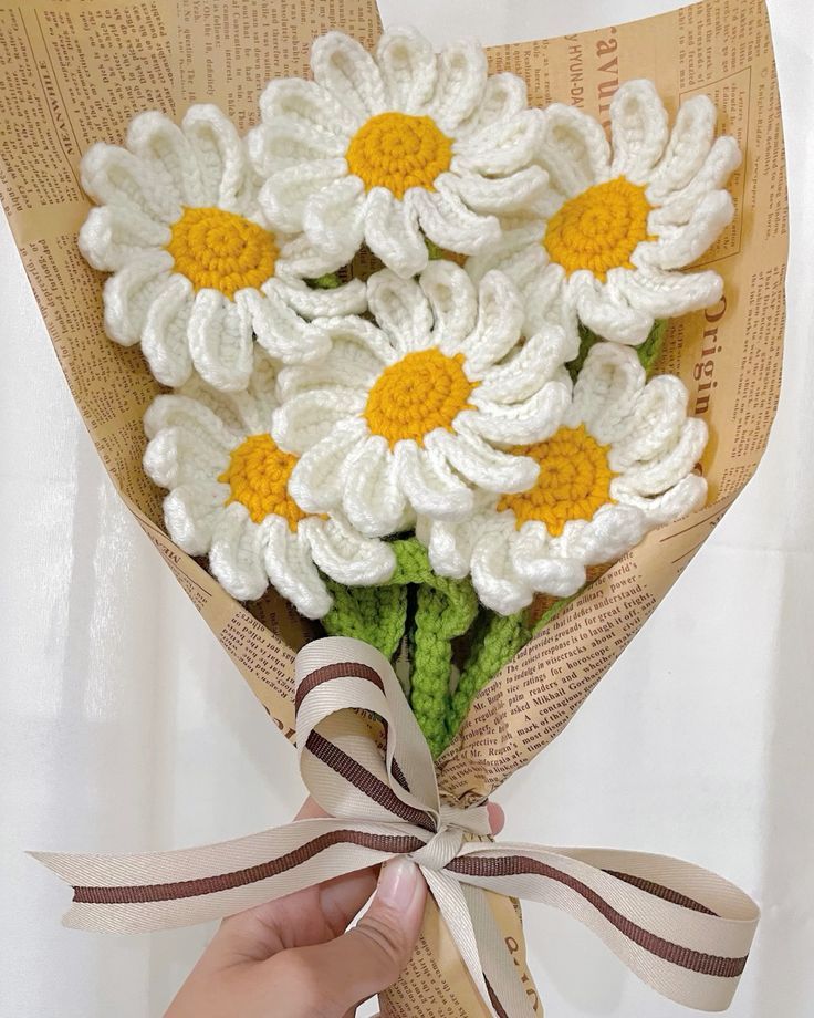 crocheted daisy bouquet 𐙚 ‧₊˚ ⋅